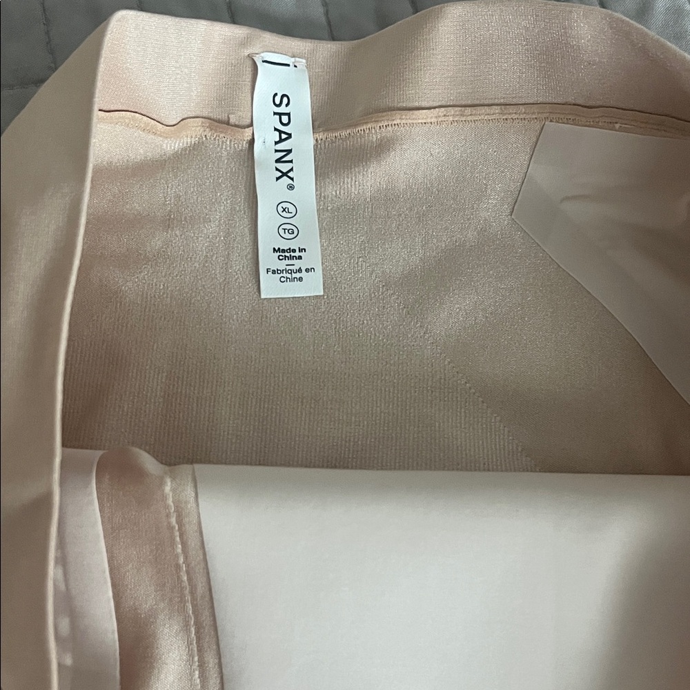SPANX Mide-thigh short - Picture 4 of 9